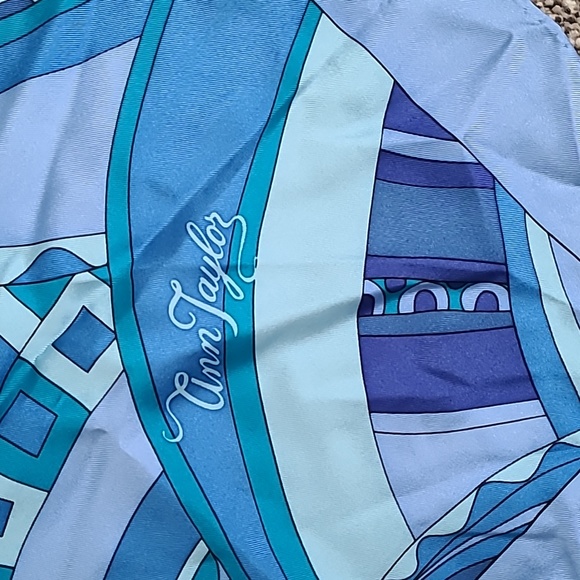 Ann Taylor Square scarf. - Picture 5 of 5